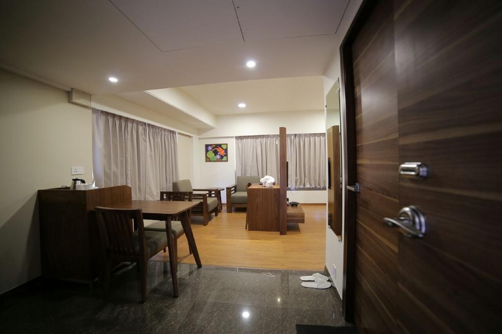 Hotel The Basil Park Bhavnagar Zimmer foto